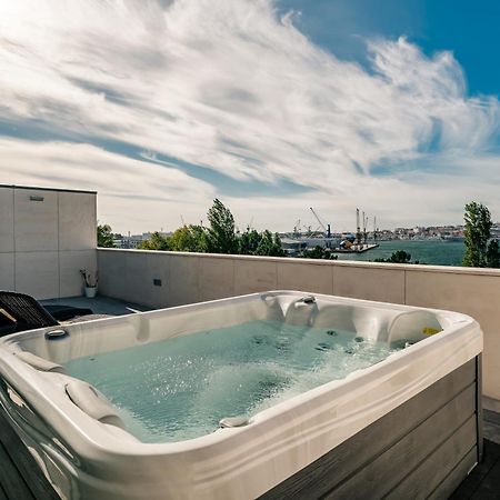 River Town View - Luxury Apartment With Jacuzzi On Terrace เวียนา โด กัสเตโล ภายนอก รูปภาพ