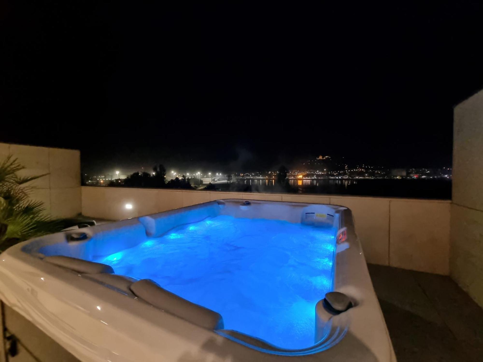 River Town View - Luxury Apartment With Jacuzzi On Terrace เวียนา โด กัสเตโล ภายนอก รูปภาพ