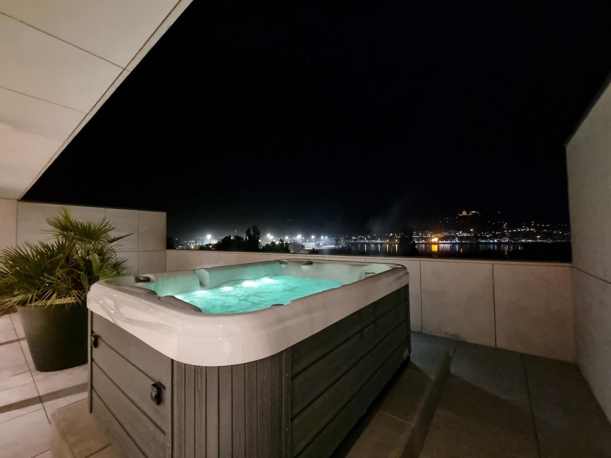 River Town View - Luxury Apartment With Jacuzzi On Terrace เวียนา โด กัสเตโล ภายนอก รูปภาพ
