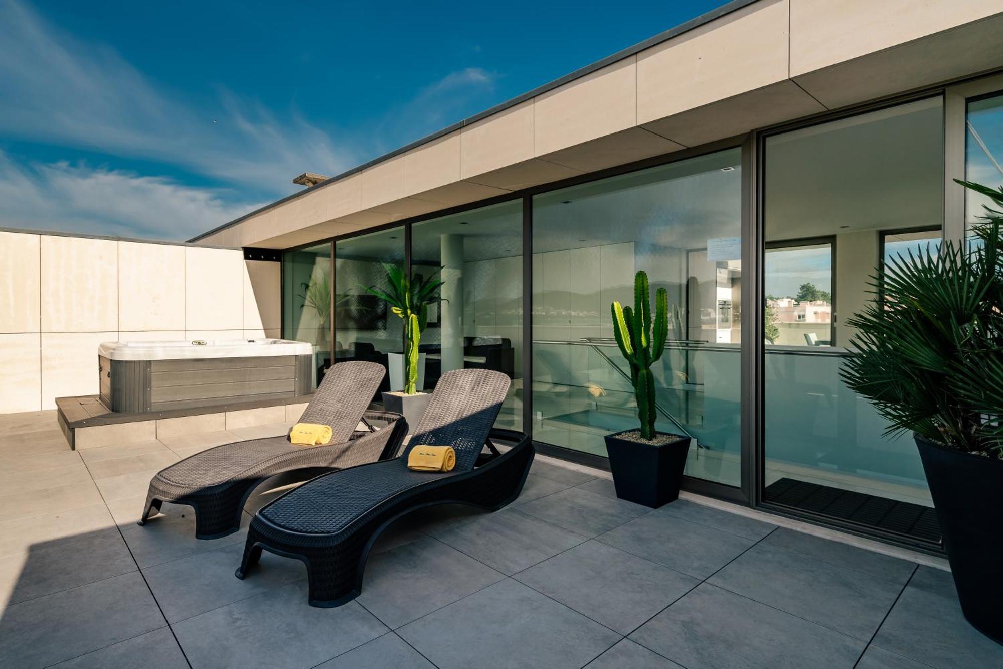 River Town View - Luxury Apartment With Jacuzzi On Terrace เวียนา โด กัสเตโล ภายนอก รูปภาพ