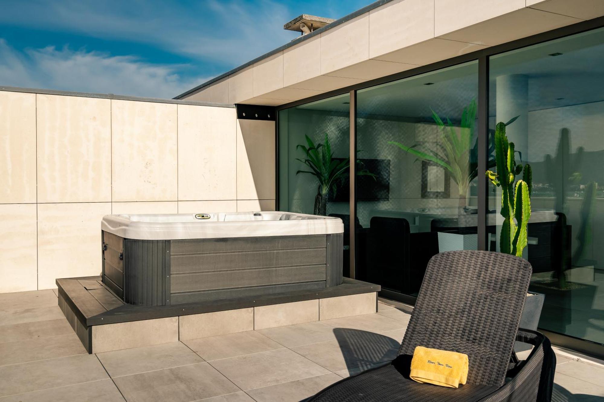 River Town View - Luxury Apartment With Jacuzzi On Terrace เวียนา โด กัสเตโล ภายนอก รูปภาพ