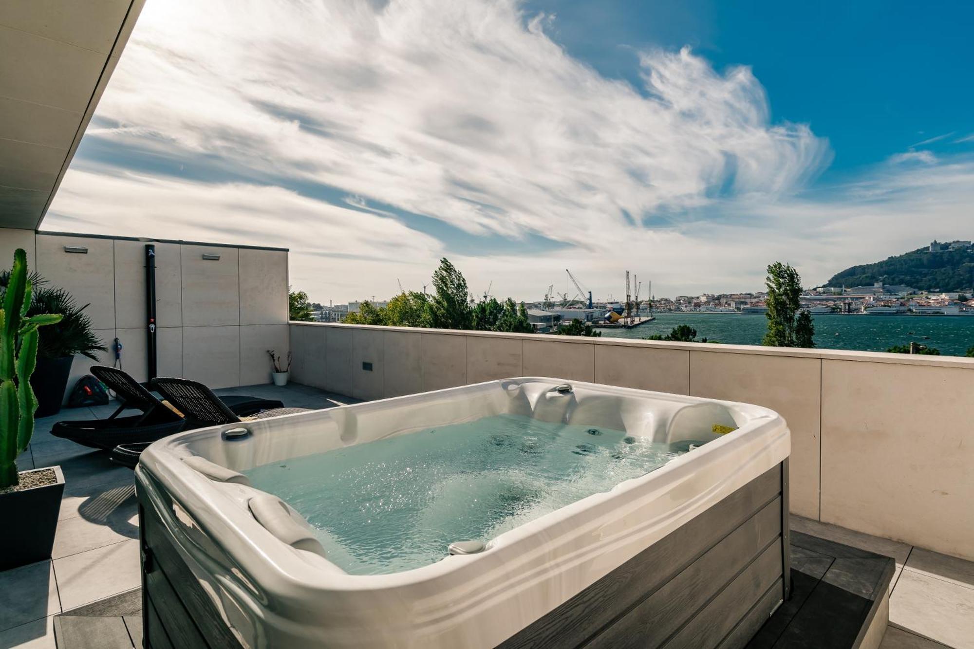 River Town View - Luxury Apartment With Jacuzzi On Terrace เวียนา โด กัสเตโล ภายนอก รูปภาพ